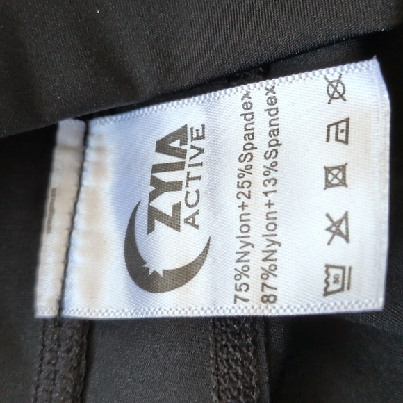 Zyia Women’s Leopard Pocket Brilliant Hi-Rise Capri 20" in Black 4 - Picture 13 of 15